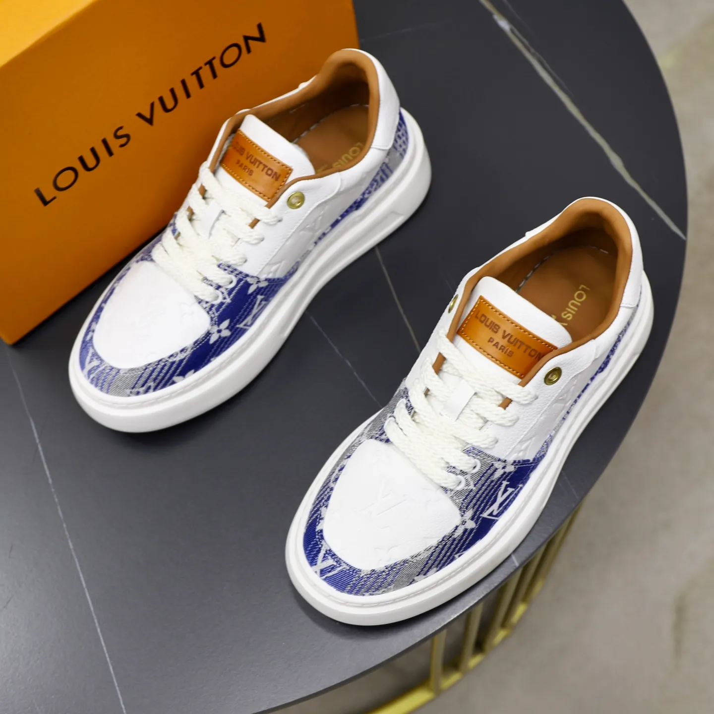 Ex-factory price: 480💰🙅‍♂️🙅‍♂️🙅‍♂️ Brand: LV Louis Vuitton Standard code: 38-44 (45 customized) Grade: Same as the official website Material: Original fabric Comfortable cowhide lining Increased lightness, wear-resistant and soft outsole Style category: Men's fashionable casual shoes Running sneakers Distinguished luxury brand elements Top luxury Color: actual picture color